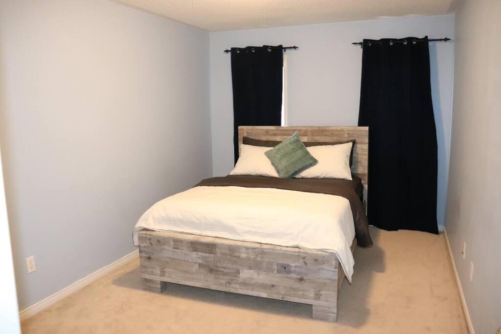 Entire 4 Bed Room Detached Residential Home Ajax Bagian luar foto